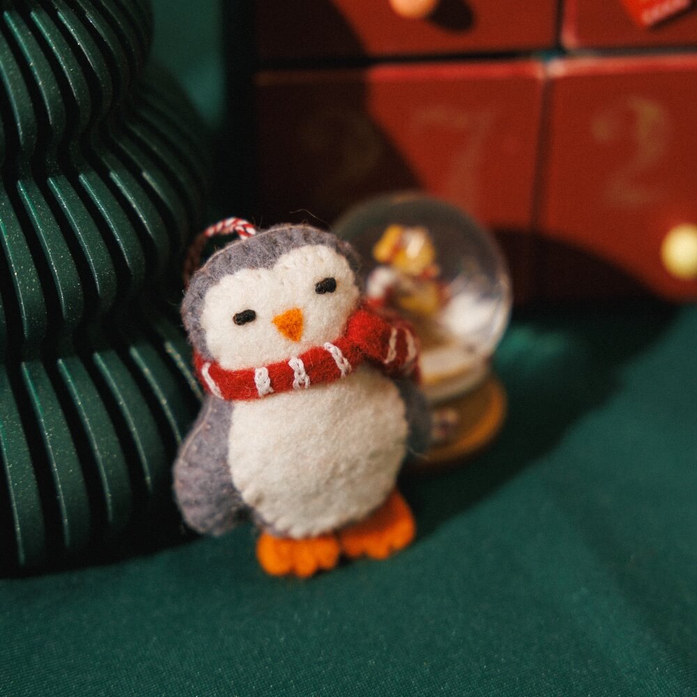 Игрушка на елку из шерсти Пингвин в полосатом шарфике - фото 1