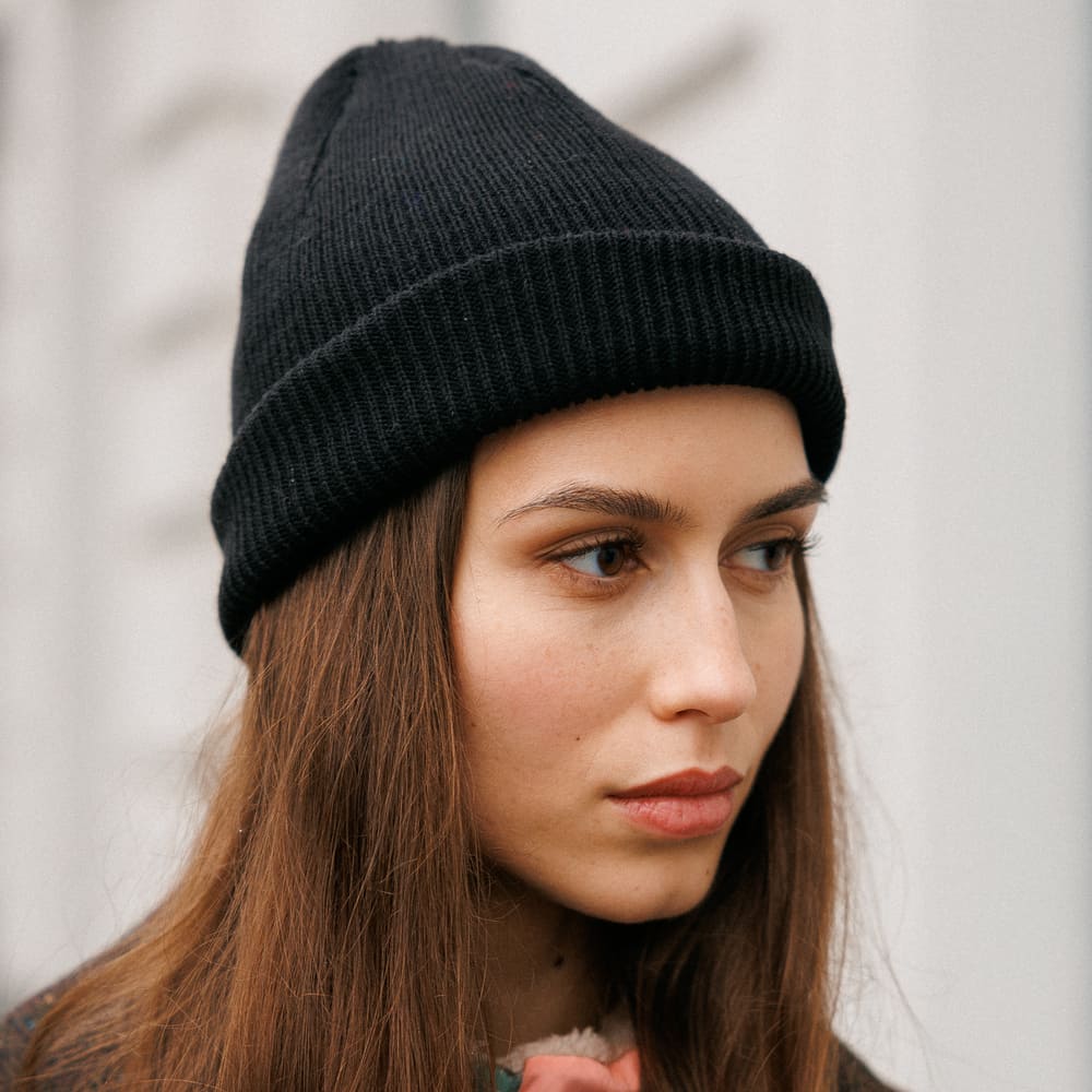 Шапка Kusto SHORT черная с вышивкой - фото 2