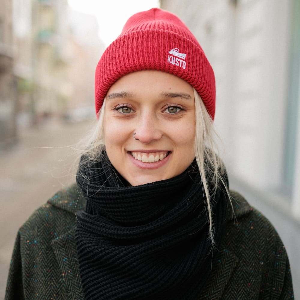 Шапка Kusto Pin красная с вышивкой