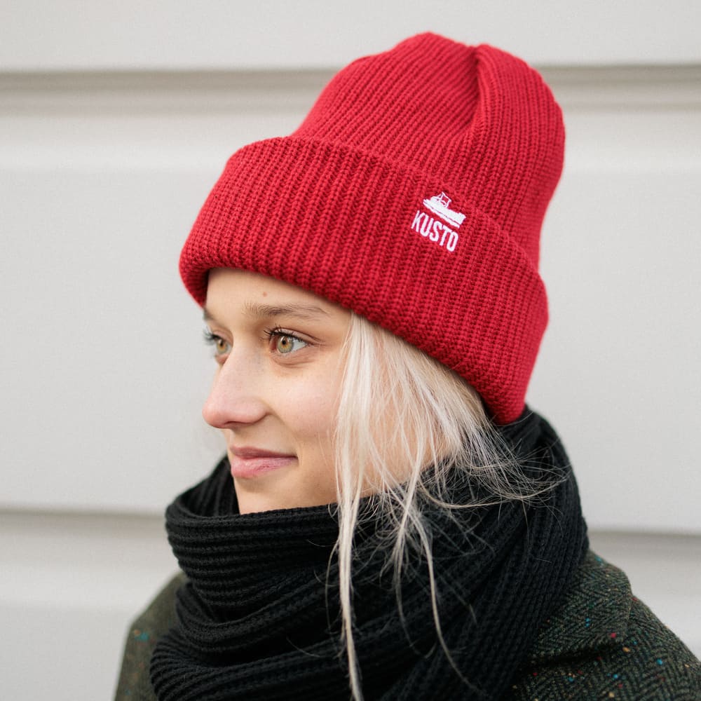 Шапка Kusto Heat красная с вышивкой