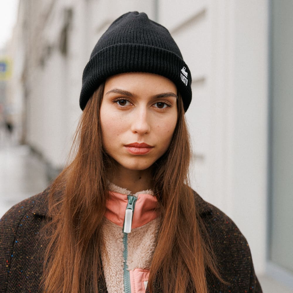 Шапка Kusto SHORT черная с вышивкой