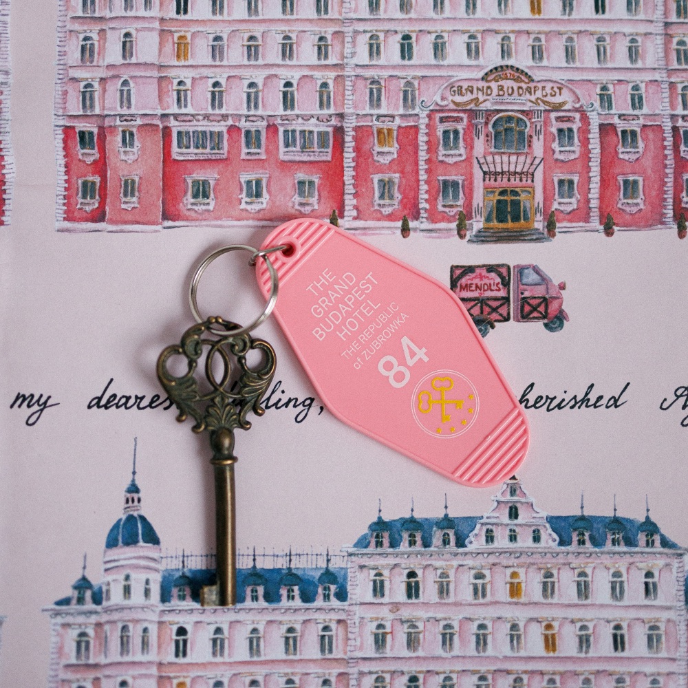 Брелок на ключи Friend Function Отель Гранд Будапешт розовый - фото 1