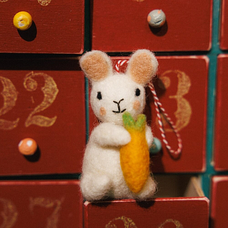 Игрушка на елку из шерсти Заяц с морковкой