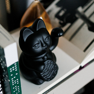 Манэки-нэко - Lucky Cat черный матовый