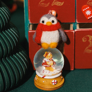 Игрушка на елку из шерсти Пингвин в красном шарфике