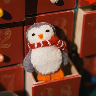 Игрушка на елку из шерсти Пингвин в полосатом шарфике