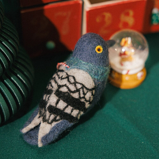 Игрушка на елку из шерсти Голубь