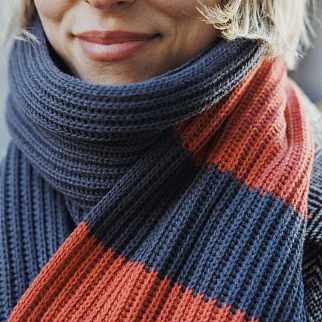 Вязаный шарф Friend Function Графитовый с коралловым