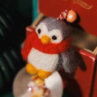 Игрушка на елку из шерсти Пингвин в красном шарфике