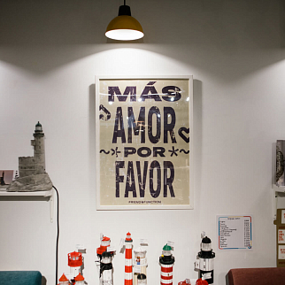 Плакат Friend Function Mas Amor монохромный