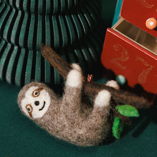 Игрушка на елку из шерсти Ленивец