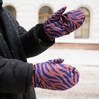 Дутые варежки Friend Function тигровые