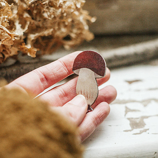 Деревянная брошка PlantMyBones Белый грибочек