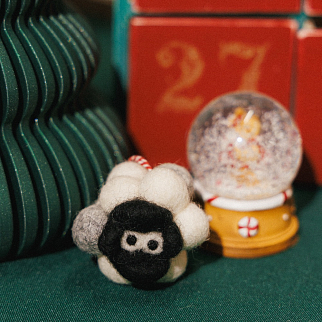 Игрушка на елку из шерсти Овечка