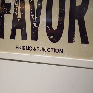 Плакат Friend Function Mas Amor монохромный
