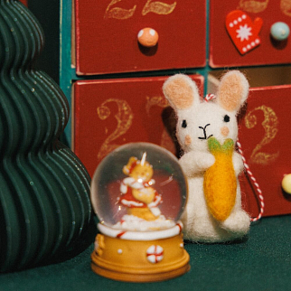 Игрушка на елку из шерсти Заяц с морковкой