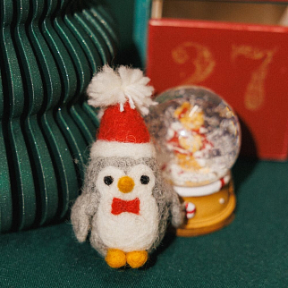 Игрушка на елку из шерсти Пингвин с бабочкой