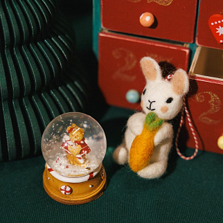 Игрушка на елку из шерсти Заяц с морковкой