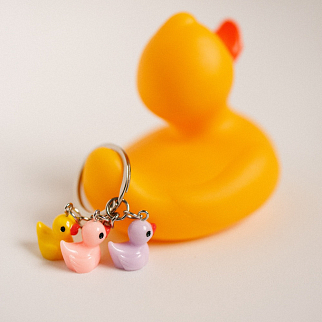 Брелок с тремя утками разноцветными