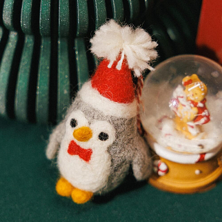 Игрушка на елку из шерсти Пингвин с бабочкой