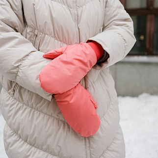 Дутые варежки Friend Function коралловые