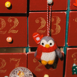 Игрушка на елку из шерсти Пингвин в красном шарфике