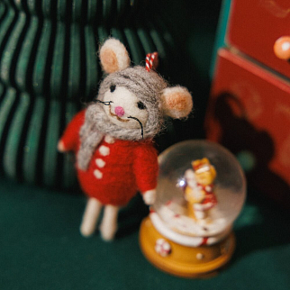 Игрушка на елку из шерсти Мышка в красном кардигане