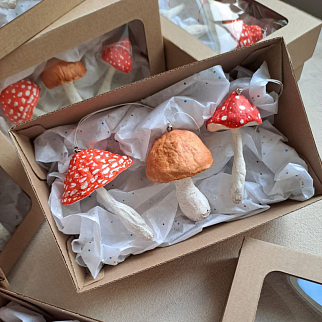 Набор елочных игрушек: мухомор с острой шляпкой, белый гриб, мухомор обычный