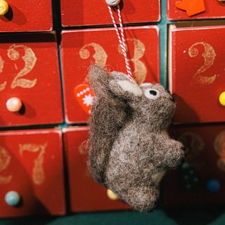 Игрушка на елку из шерсти Белка