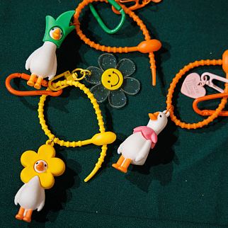 Брелок с гусем (разные цвета)