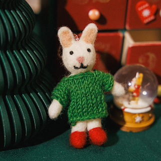 Игрушка на елку из шерсти Заяц в зеленом свитере