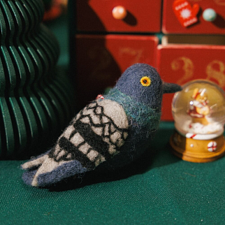 Игрушка на елку из шерсти Голубь