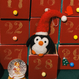 Игрушка на елку из шерсти Пингвин в длинном колпаке
