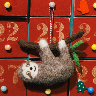 Игрушка на елку из шерсти Ленивец